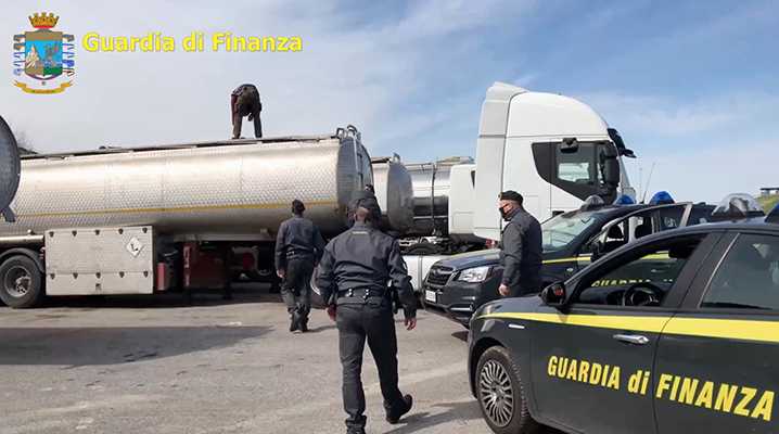 Mafie: "Petrol-Mafie spa" a Napoli 10 arresti e sequestri per 4,5 milioni euro