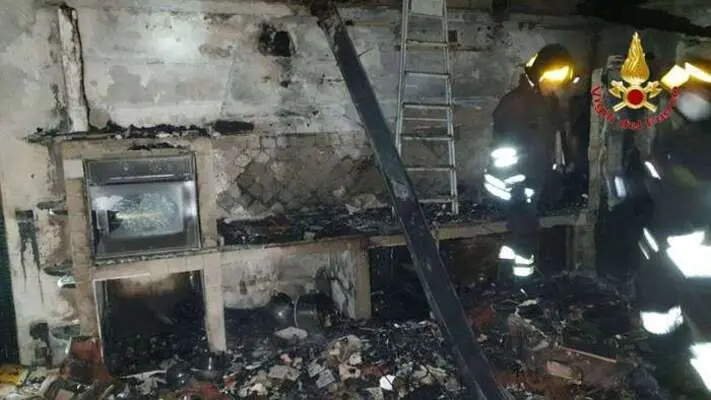 Incendio in palazzo nel vibonese, nessun danno alle persone. I dettagli