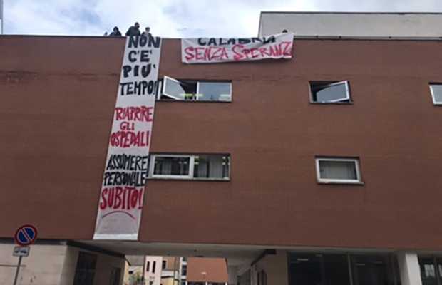 Covid: a Cosenza manifestanti trascorrono notte in uffici Asp