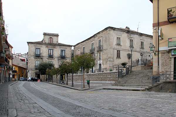 Sottratti beni bisognosi, domiciliari a sindaco del crotonese, coinvolti ex e attuale vicesindaco