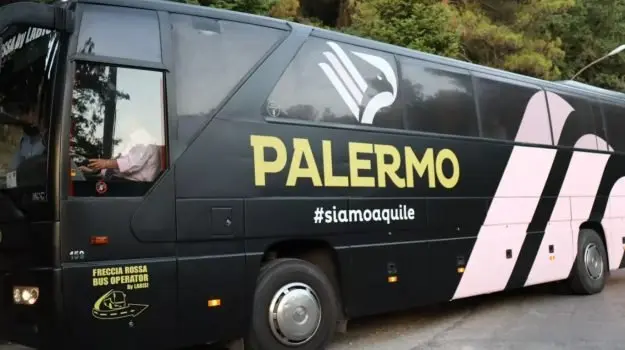 Calcio: Palermo; pullman club preso a sassate a Messina