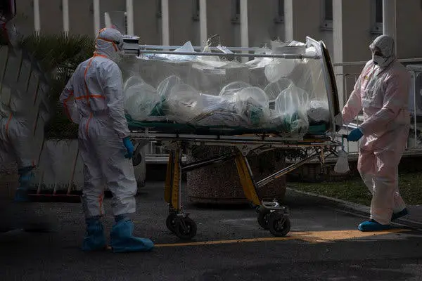 Covid: 'vicini alla gente', 3 Cc morti in un giorno