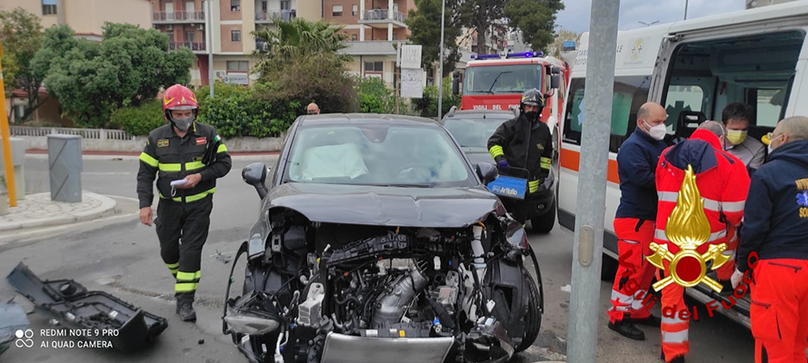 Incidenti Stradali. Crotone scontro tra due auto bilancio due feriti. Intervento dei Vvf e Suem118