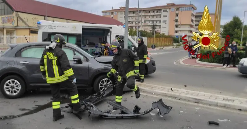 Incidenti Stradali. Crotone scontro tra due auto bilancio due feriti. Intervento dei Vvf e Suem118