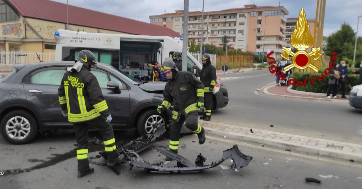 Incidenti Stradali. Crotone scontro tra due auto bilancio due feriti. Intervento dei Vvf e Suem118