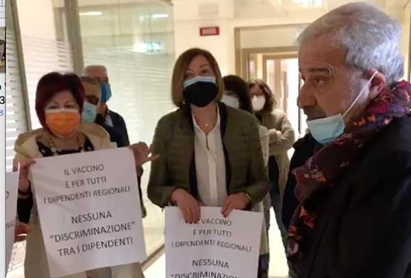 «Vaccinazioni solo per il dipartimento Salute». In Regione scoppia la protesta – VIDEO