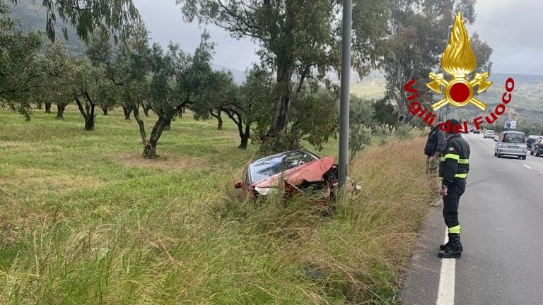 Incidenti stradali. Lamezia, auto impatta violentemente contro un palo. Intervento dei Vvf e Pl