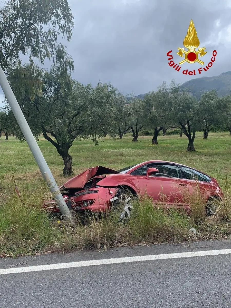 Incidenti stradali. Lamezia, auto impatta violentemente contro un palo. Intervento dei Vvf e Pl