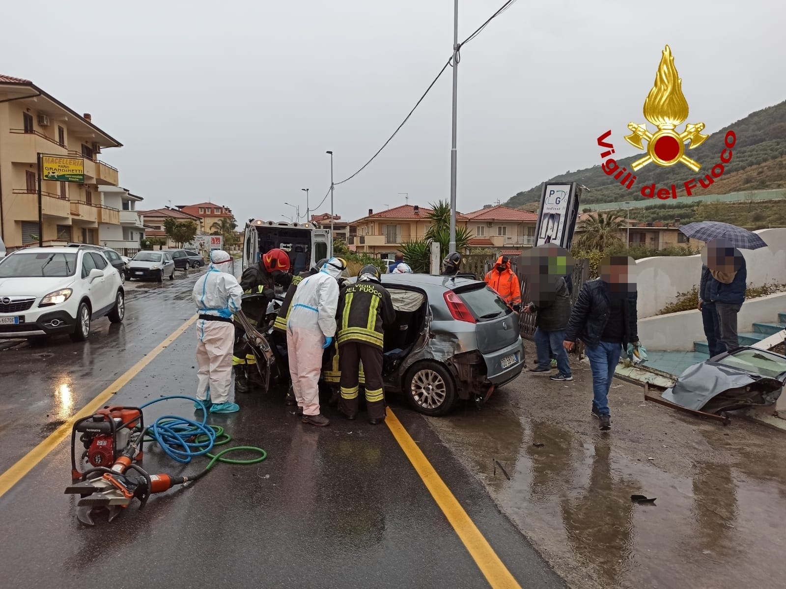 Incidenti Stradali. Auto impatta violentemente su cabina Enel bilancio 1 ferito intervento di Vvf