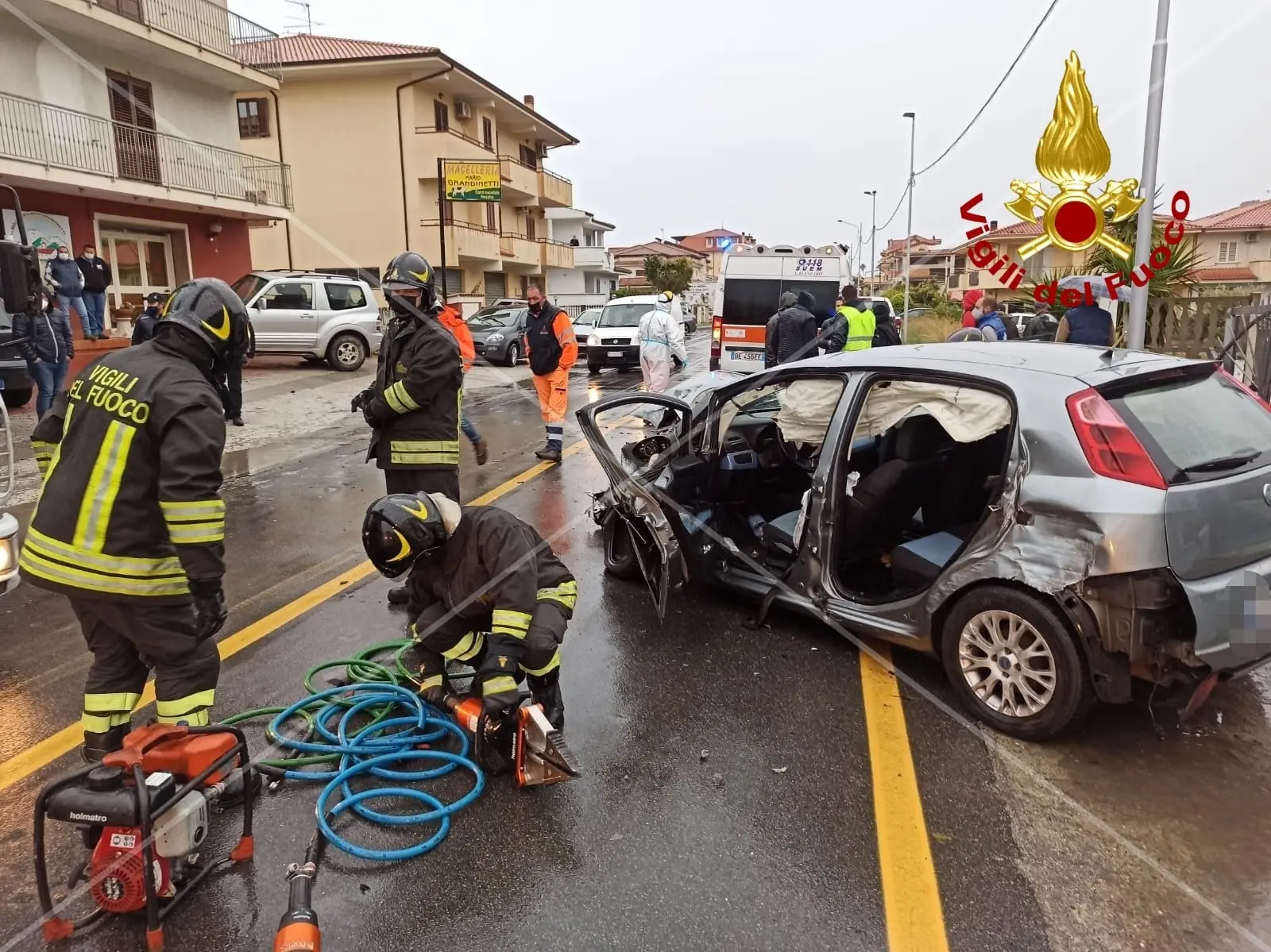 Incidenti Stradali. Auto impatta violentemente su cabina Enel bilancio 1 ferito intervento di Vvf