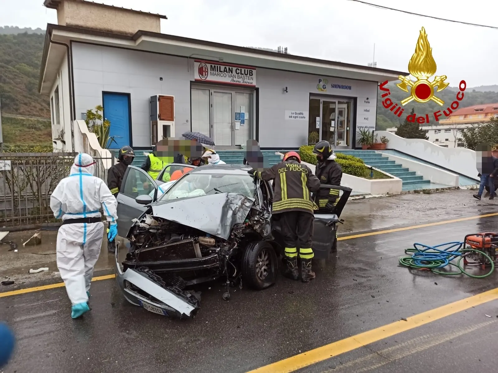 Incidenti Stradali. Auto impatta violentemente su cabina Enel bilancio 1 ferito intervento di Vvf