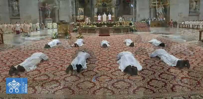 Papa Francesco: in San Pietro per messa con ordinazione di 9 sacerdoti. Video