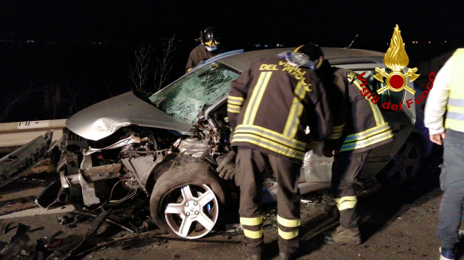 Incidenti Stradali. SS534 scontro tra 2 vetture i Vvf estraggono dalle lamiere 1 dei 3 feriti