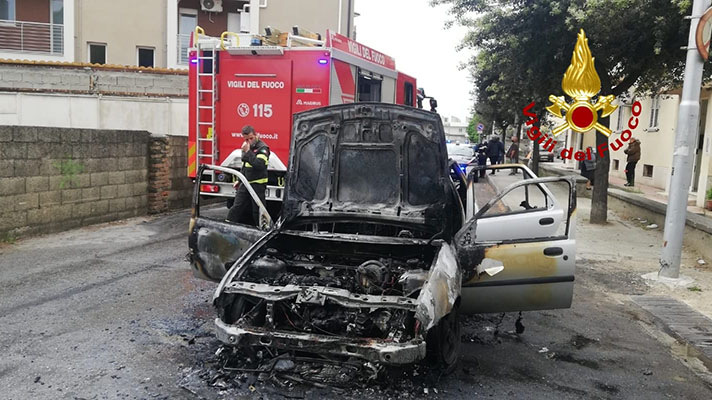 Catanzaro. Auto distrutta dalle fiamme, salvo il conducente, intervento dei Vvf e Cc