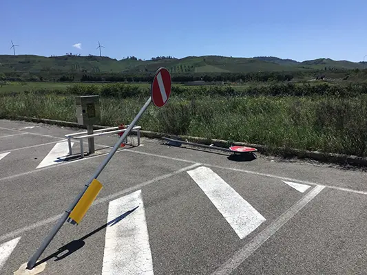 Cittadella regionale. Auto in sosta saccheggiate dai ladri, (foto e video)