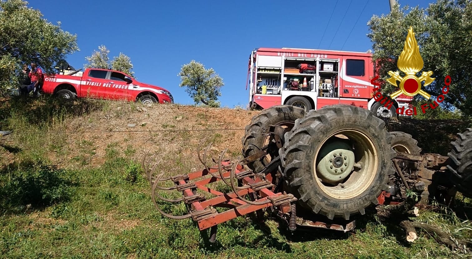 Tragedia a Lamezia si ribalta trattore nella scarpata muore il conducente. Intervento dei Vvf