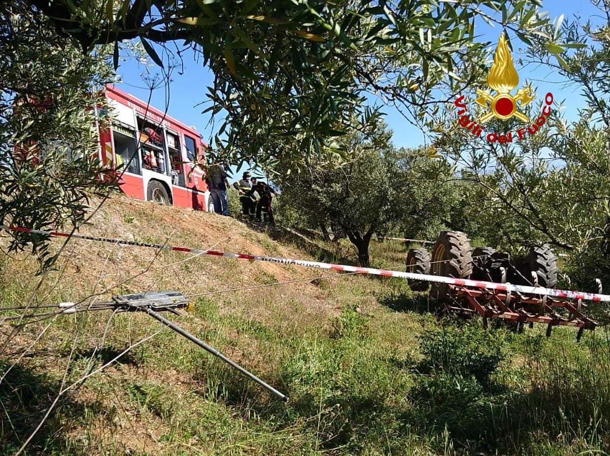 Tragedia a Lamezia si ribalta trattore nella scarpata muore il conducente. Intervento dei Vvf