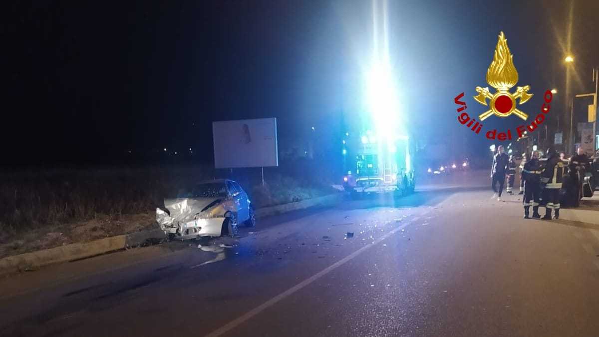 Incidenti Stradali. Botricello, SS106 scontro tra 2 auto bilancio 2 feriti. Intervento dei Vvf