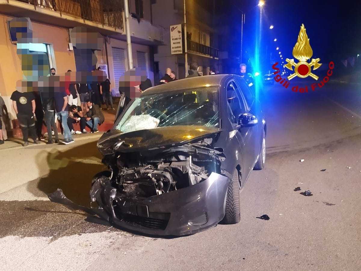 Incidenti Stradali. Botricello, SS106 scontro tra 2 auto bilancio 2 feriti. Intervento dei Vvf