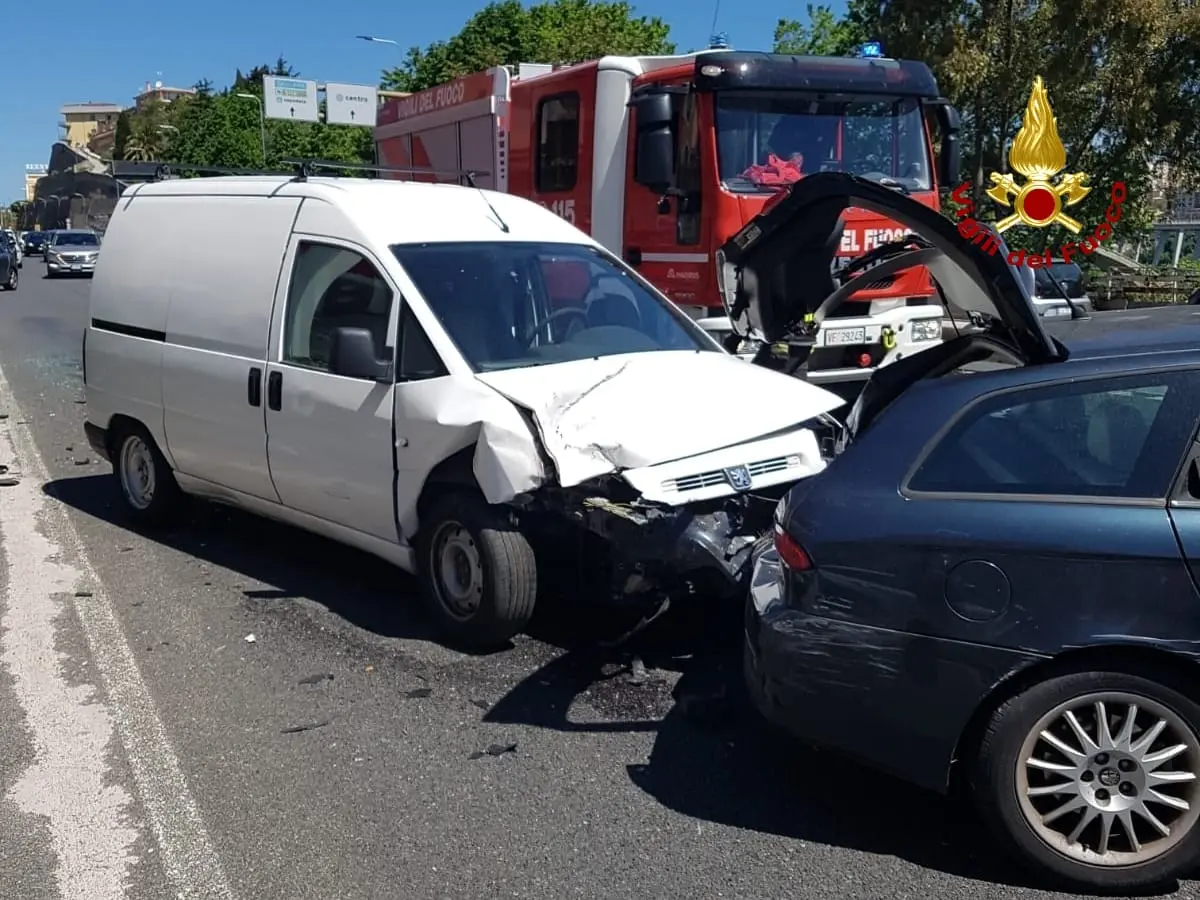 Catanzaro, ancora incidenti su Viale de Filippis intervento dei Vvf