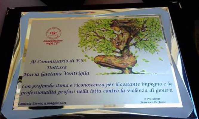 Lamezia Terme: il premio “mamma dell’anno” al Commissario Maria Gaetana Ventriglia.