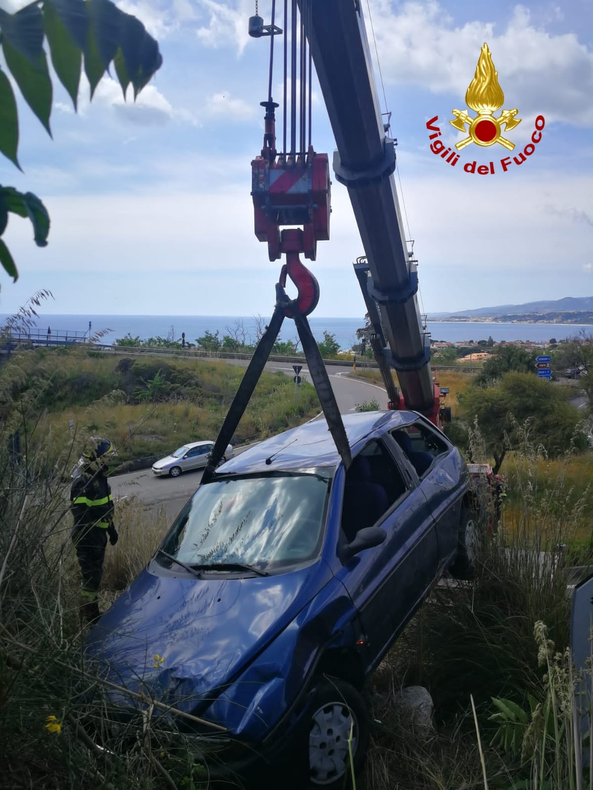 Stalettì. SS106 auto si ribalta e giù in  scarpata, bilancio due feriti. Intervento dei Vvf