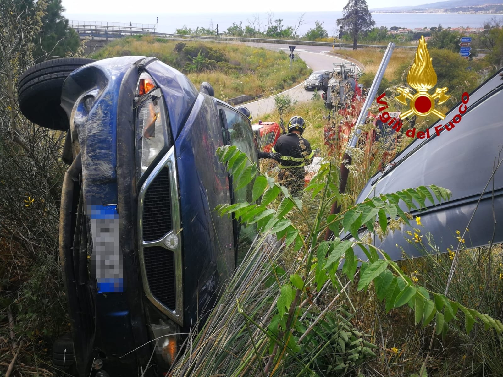 Stalettì. SS106 auto si ribalta e giù in scarpata, bilancio due feriti. Intervento dei Vvf
