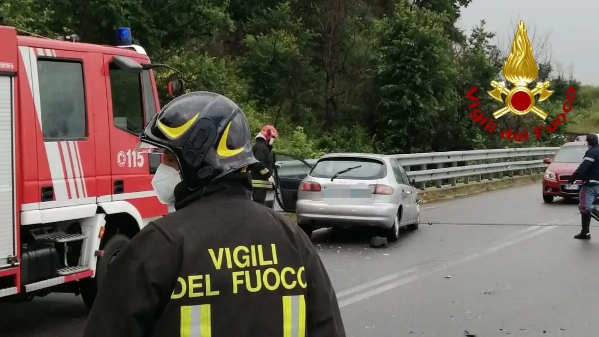 Incidenti Stradali. SS107, due auto coinvolte, bilancio 4 feriti di cui un bimbo. Intervento dei Vvf