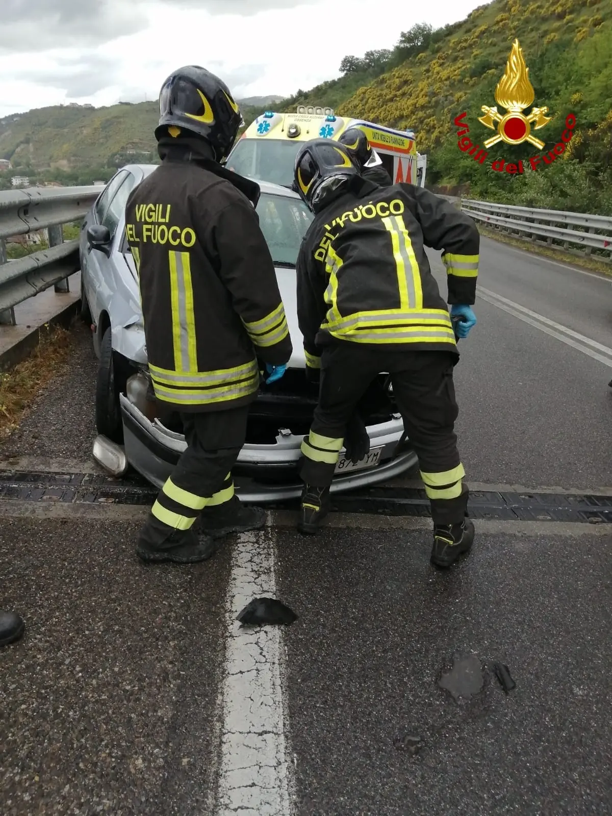 Incidenti Stradali. SS107, due auto coinvolte, bilancio 4 feriti di cui un bimbo. Intervento dei Vvf