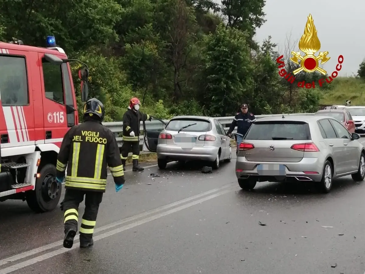 Incidenti Stradali. SS107, due auto coinvolte, bilancio 4 feriti di cui un bimbo. Intervento dei Vvf