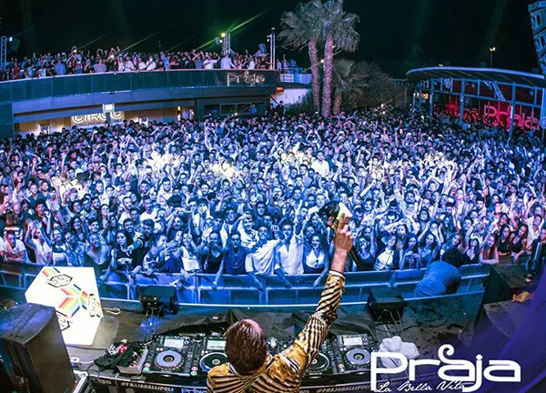 Covid. Il 5 giugno "discoteca"  disco-test col Green Pass. 'E ora vaccini giovani in locali'