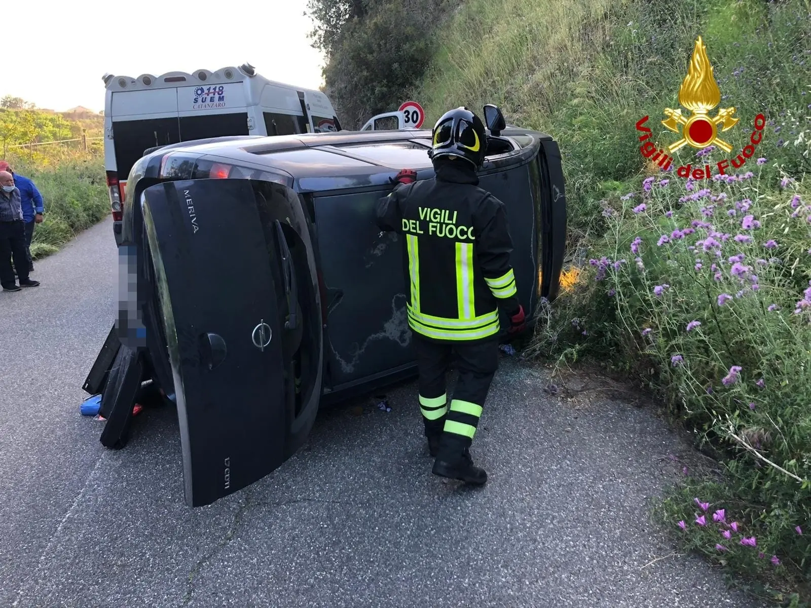 Rocambolesco incidente, auto perde il controllo e impatta sul costone un ferito intervento dei Vvf