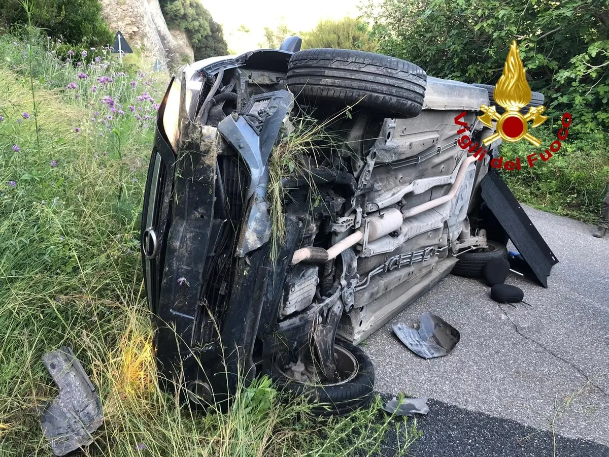 Rocambolesco incidente, auto perde il controllo e impatta sul costone un ferito intervento dei Vvf