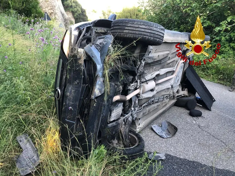 Rocambolesco incidente, auto perde il controllo e impatta sul costone un ferito intervento dei Vvf