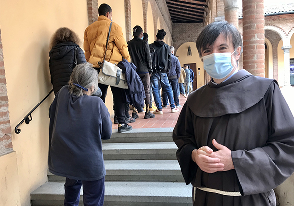 Covid. “Operazione Pane” «aumentano le famiglie che chiedono aiuto alle mense francescane»