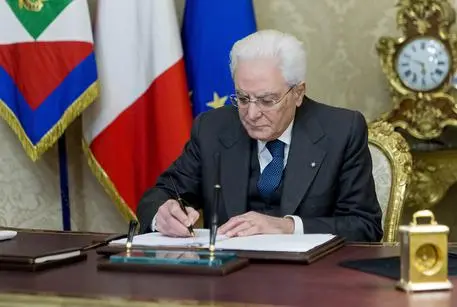 Mattarella firma decreto, da domani il coprifuoco alle ore 23