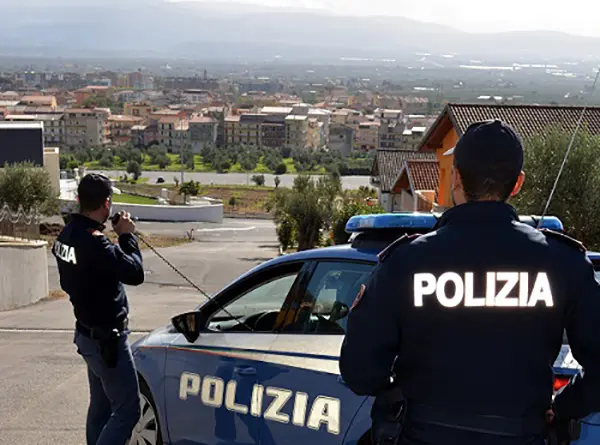 Lamezia T.: la Polizia arresta, in flagranza, Uomo per lesioni aggravate e tentata violazione di dom