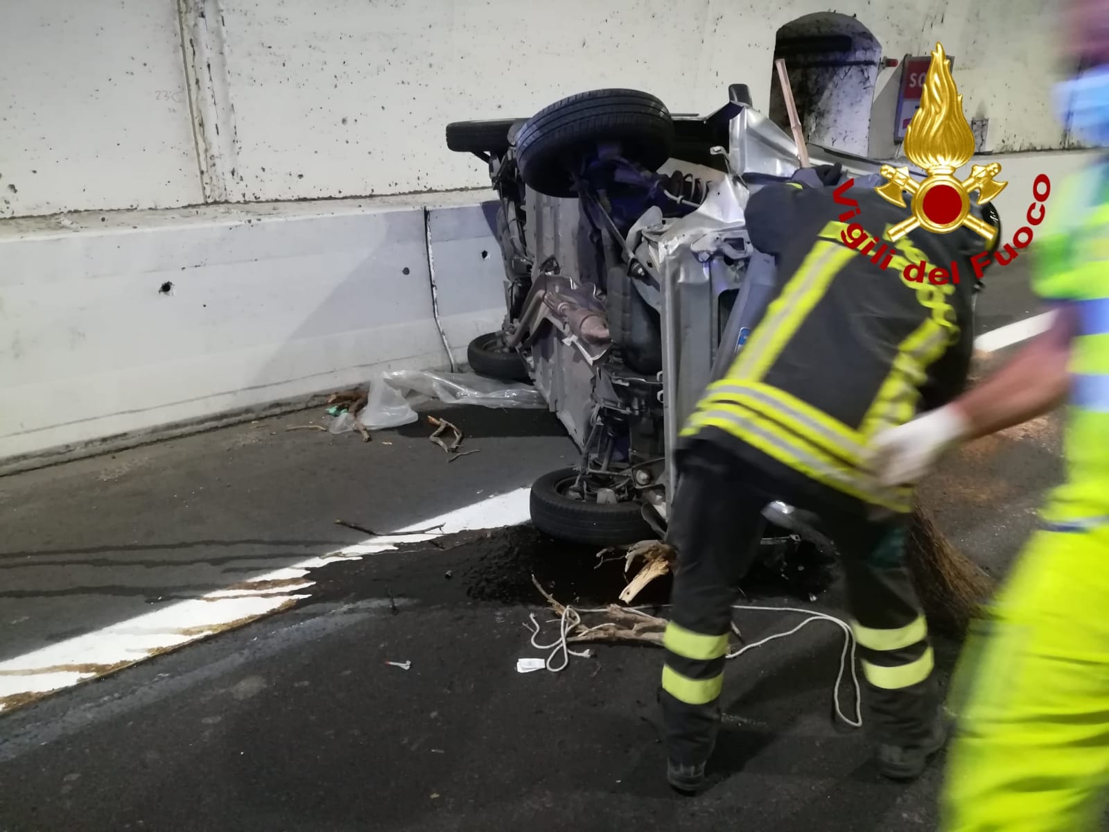 Catanzaro,  SS106 VAR/A incidente tra 2 auto in galleria bilancio due feriti. Intervento dei vvf