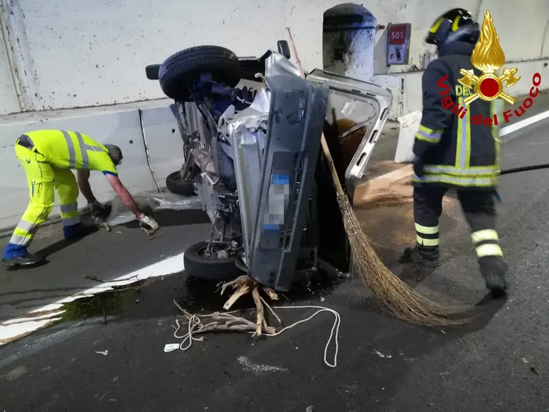 Catanzaro,  SS106 VAR/A incidente tra 2 auto in galleria bilancio due feriti. Intervento dei vvf