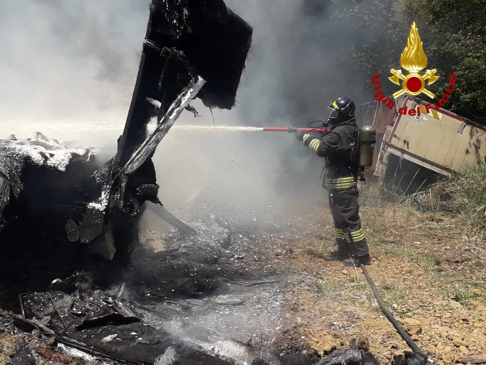 Lamezia Terme. Incendio sottobosco provoca rogo e distrugge azienda. Intervento dei Vvf