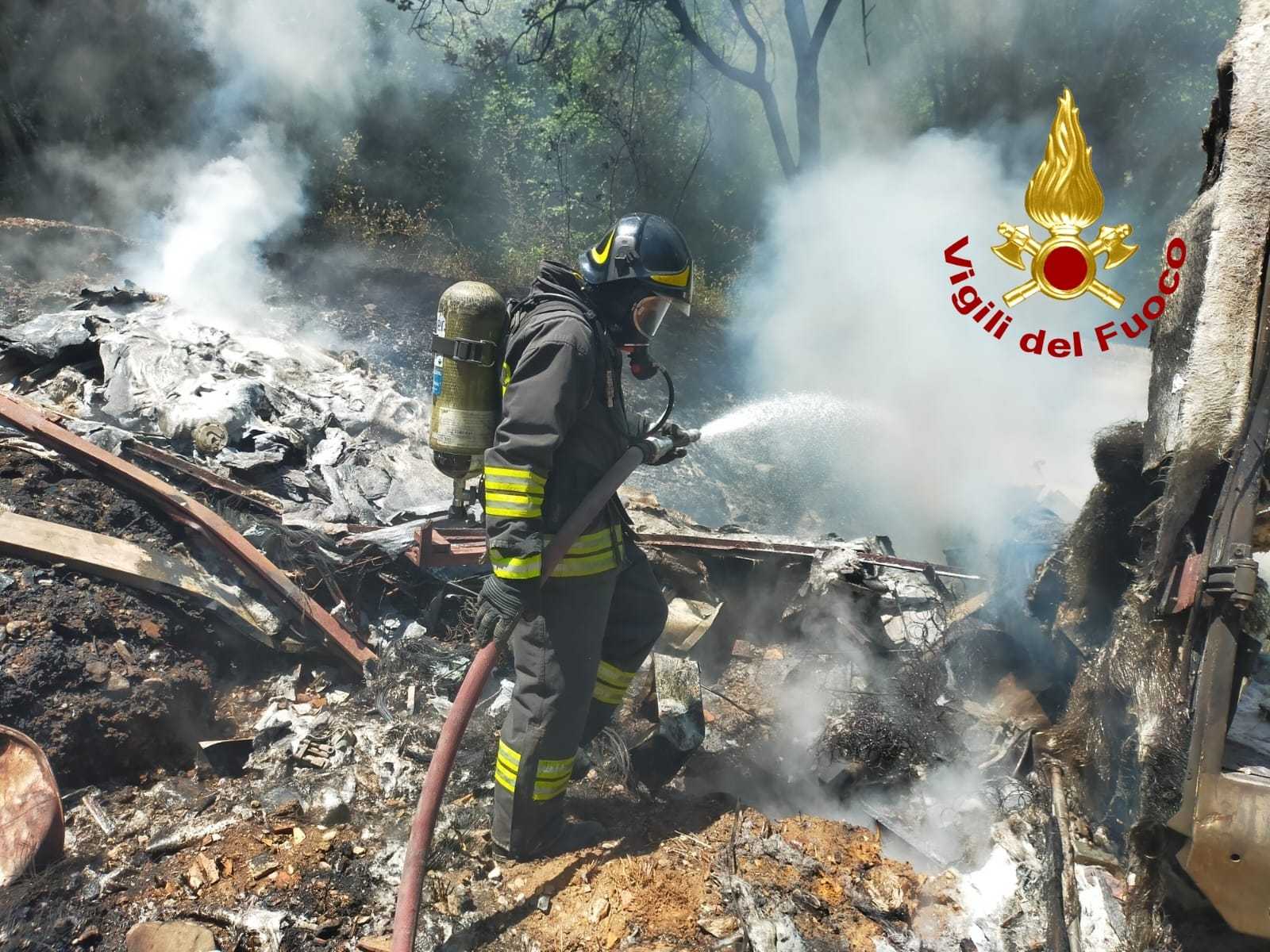 Lamezia Terme. Incendio sottobosco provoca rogo e distrugge azienda. Intervento dei Vvf