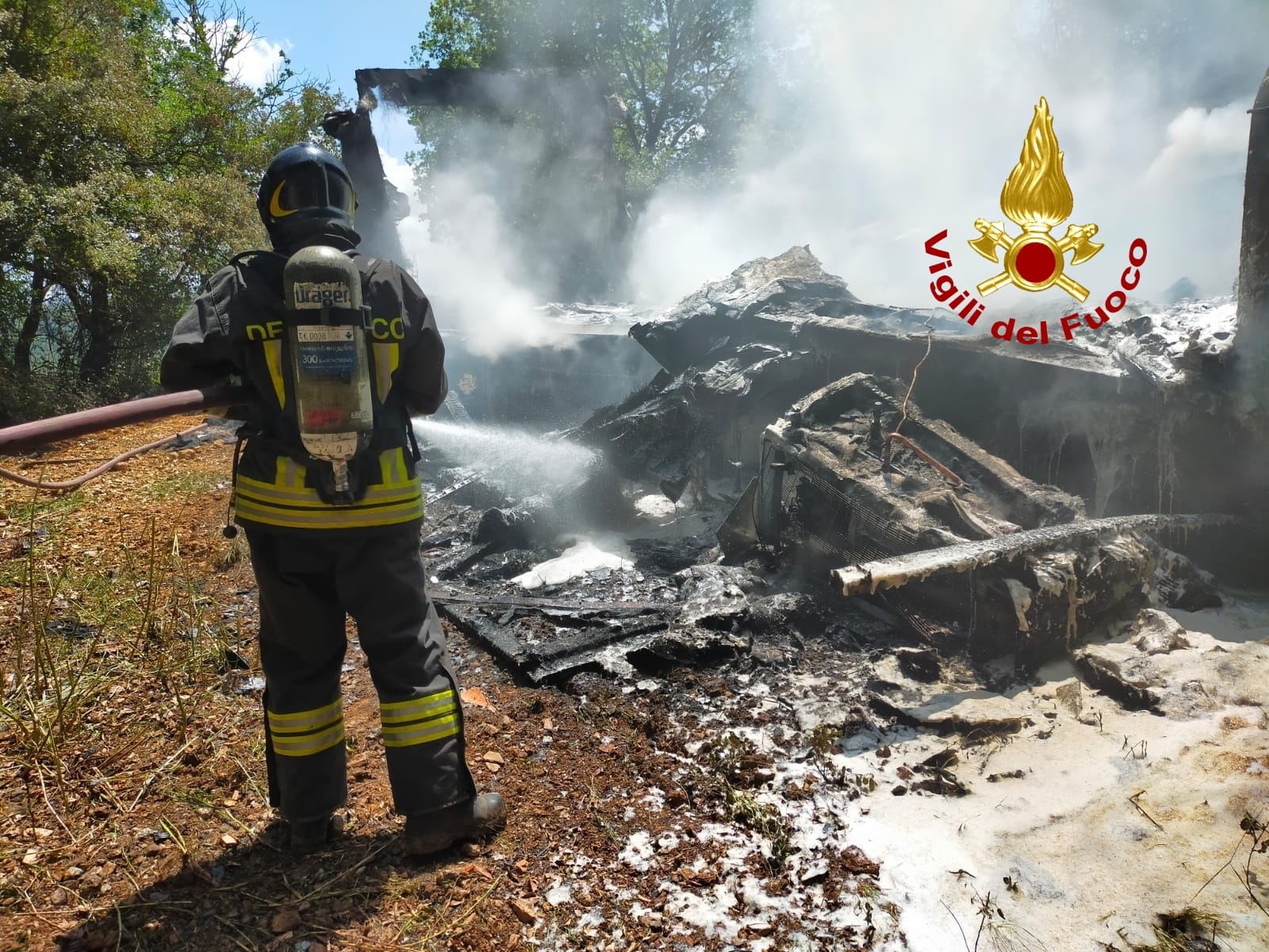 Lamezia Terme. Incendio sottobosco provoca rogo e distrugge azienda. Intervento dei Vvf