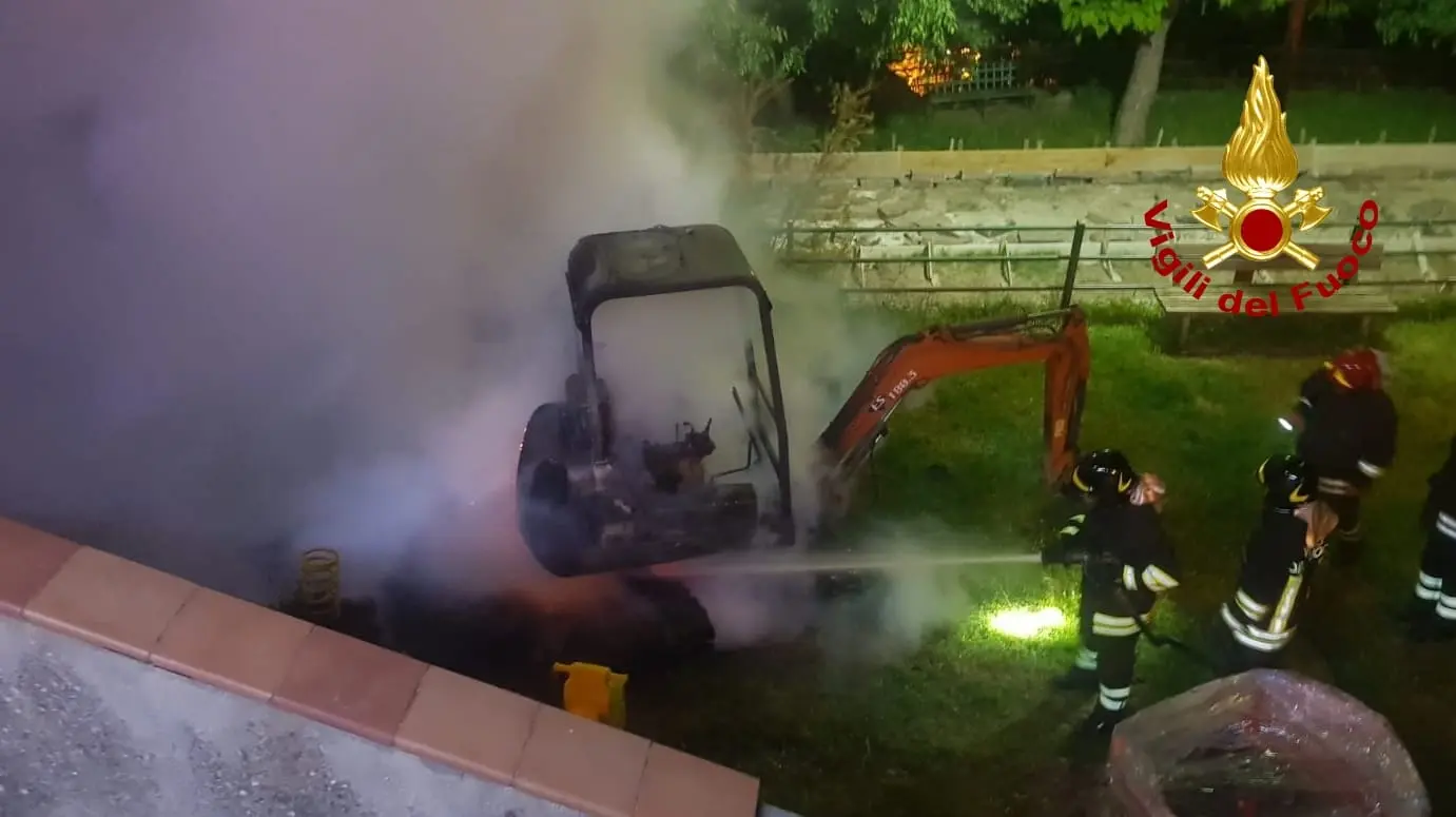 San Sostene, in fiamme un escavatore, ipotesi dolosa. Intervento dei Vvf, Cc e Sindaco. Video