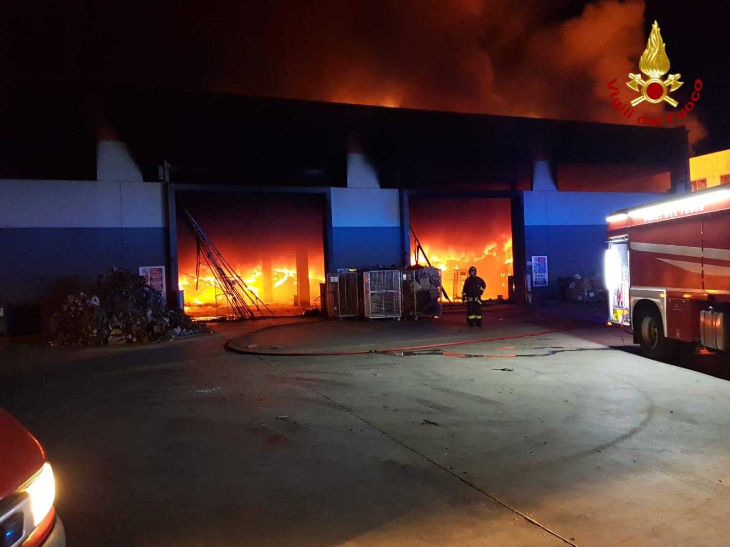 Incendi. Calabria, rogo distrugge capannone commerciale. Intervento dei Vvf e Cc. Video