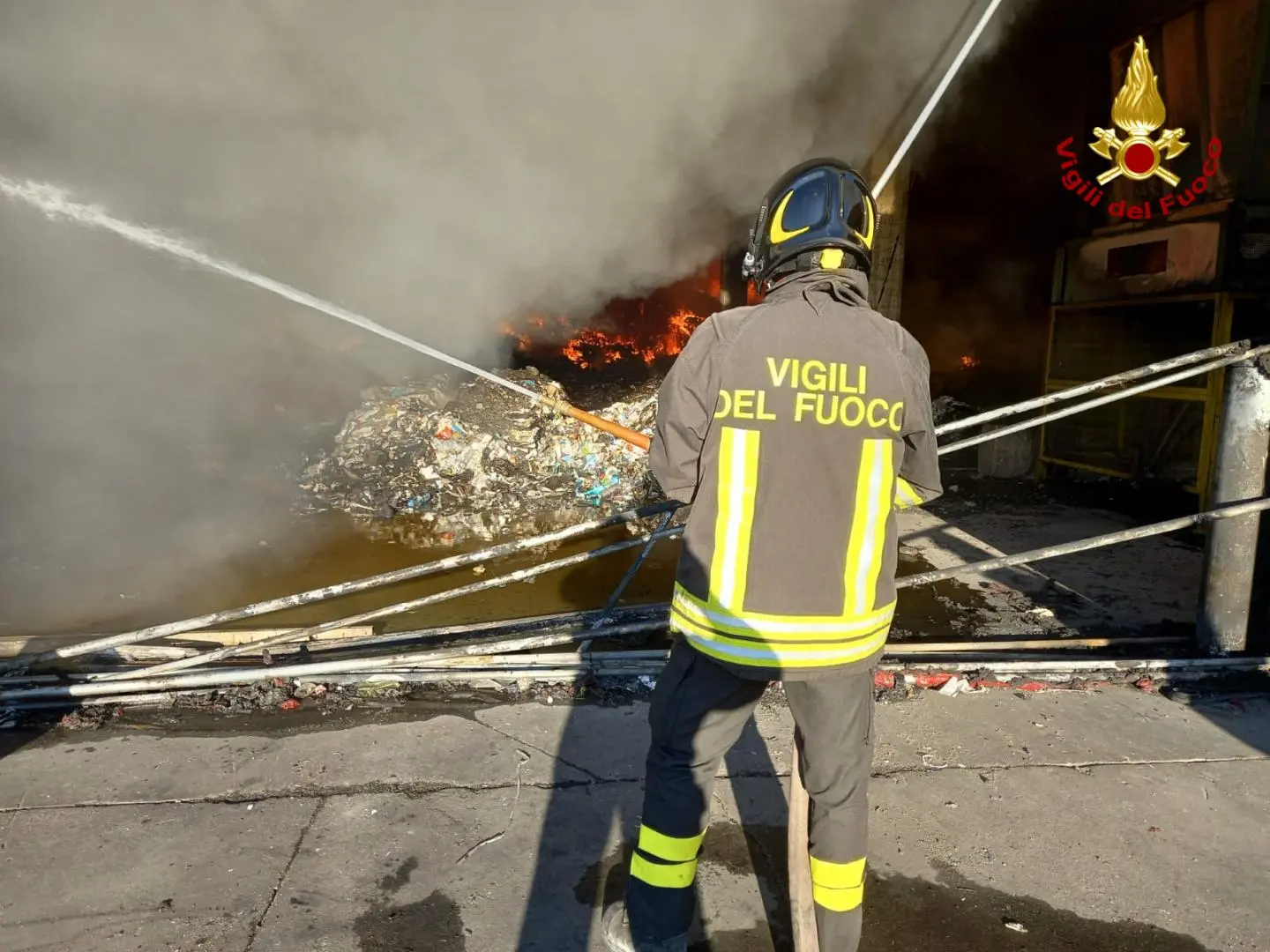 Incendi. Calabria, rogo distrugge capannone commerciale. Intervento dei Vvf e Cc. Video