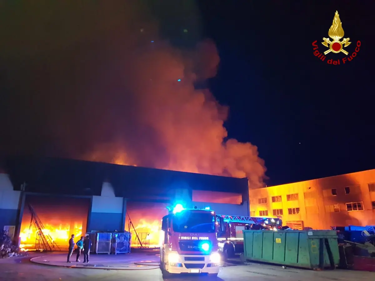 Incendi. Calabria, rogo distrugge capannone commerciale. Intervento dei Vvf e Cc. Video