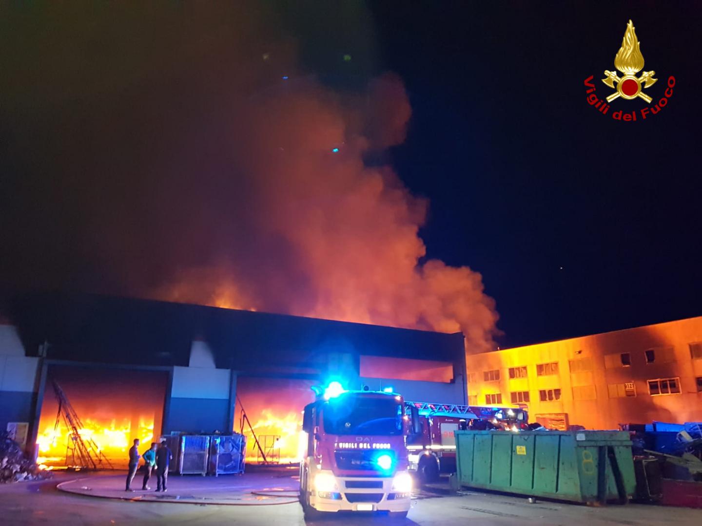 Incendi. Calabria, rogo distrugge capannone commerciale. Intervento dei Vvf e Cc. Video