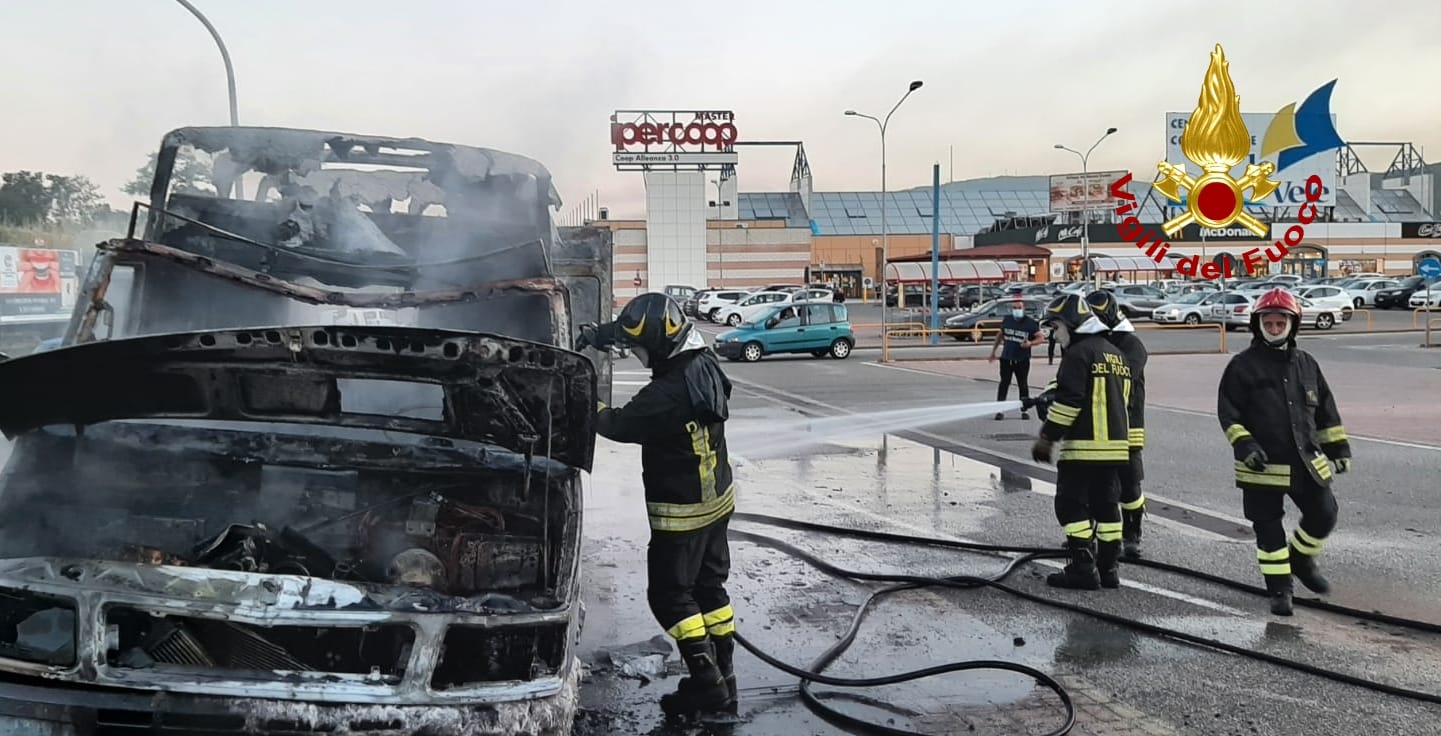 Cc Le Vele, divampa furgone Venditore ambulante. Intervento dei Vvf