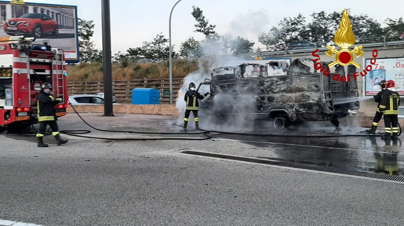 Cc Le Vele, divampa furgone Venditore ambulante. Intervento dei Vvf