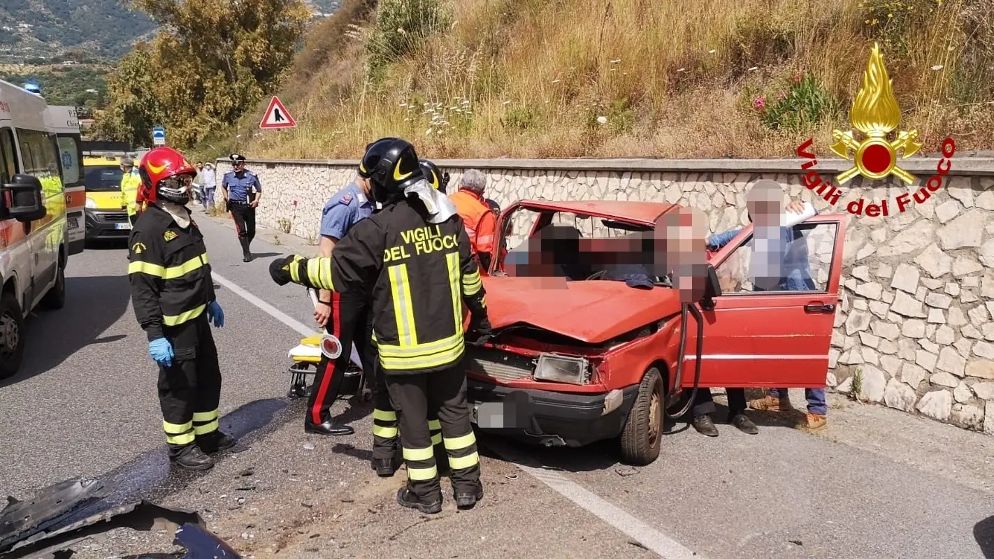 SS.106 Pietragrande, violento incidente tra 3 auto. Intervento dei Vvf